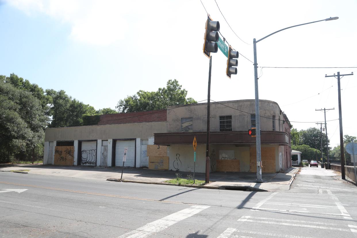 Plans have been approved for the redevelopment of the former theatre at the corner of East Broad and East Gwinnett Streets.
