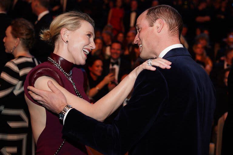 El príncipe de Gales saluda a la actriz australiana Cate Blanchett