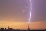 <p>La tour Eiffel frappée par la foudre, dimanche 19 juin 2022.</p>