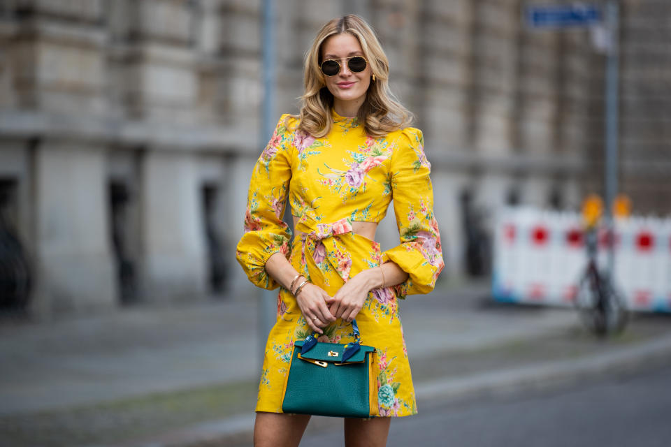 El pasado mes de junio Mandy Bork nos demostró que no es una mujer supersticiosa cuando lució un vestido de flores amarillo con aberturas de Zimmermann. Lo combinó con un bolso pequeño de Hermès. (Foto: Christian Vierig / Getty Images)