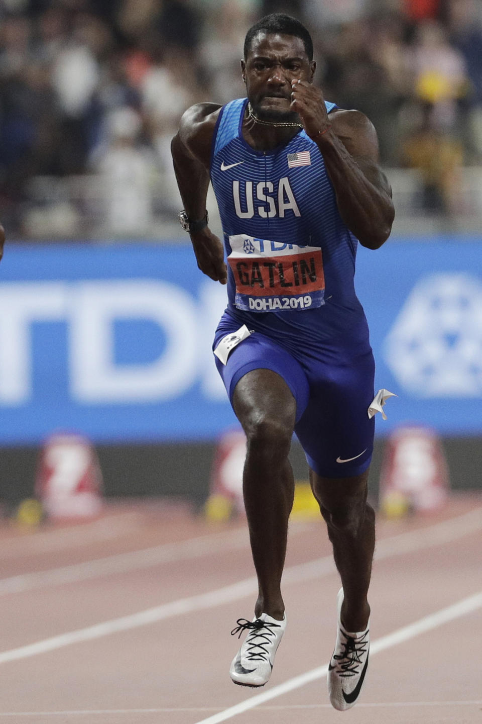 ARCHIVO - En esta foto del 28 de septiembre del 2019, el estadounidense Justin Gatlin compite en ruta a una medalla d eplata en la carrera de los 100 metros planos en el Campeonato Mundial de Atletismo en Doha. Gatlin y el jamaiquino Asafa Powell pudieran estar más cerca de los 40 que de los 30, pero sienten que pueden competir aún con la nueva generación del atletismo. ((AP Foto/Petr David Josek)