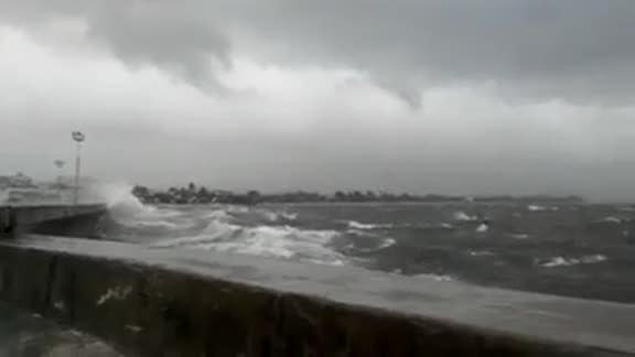 Typhoon Haiyan surges waves to Philippines' southeastern Luzon Island