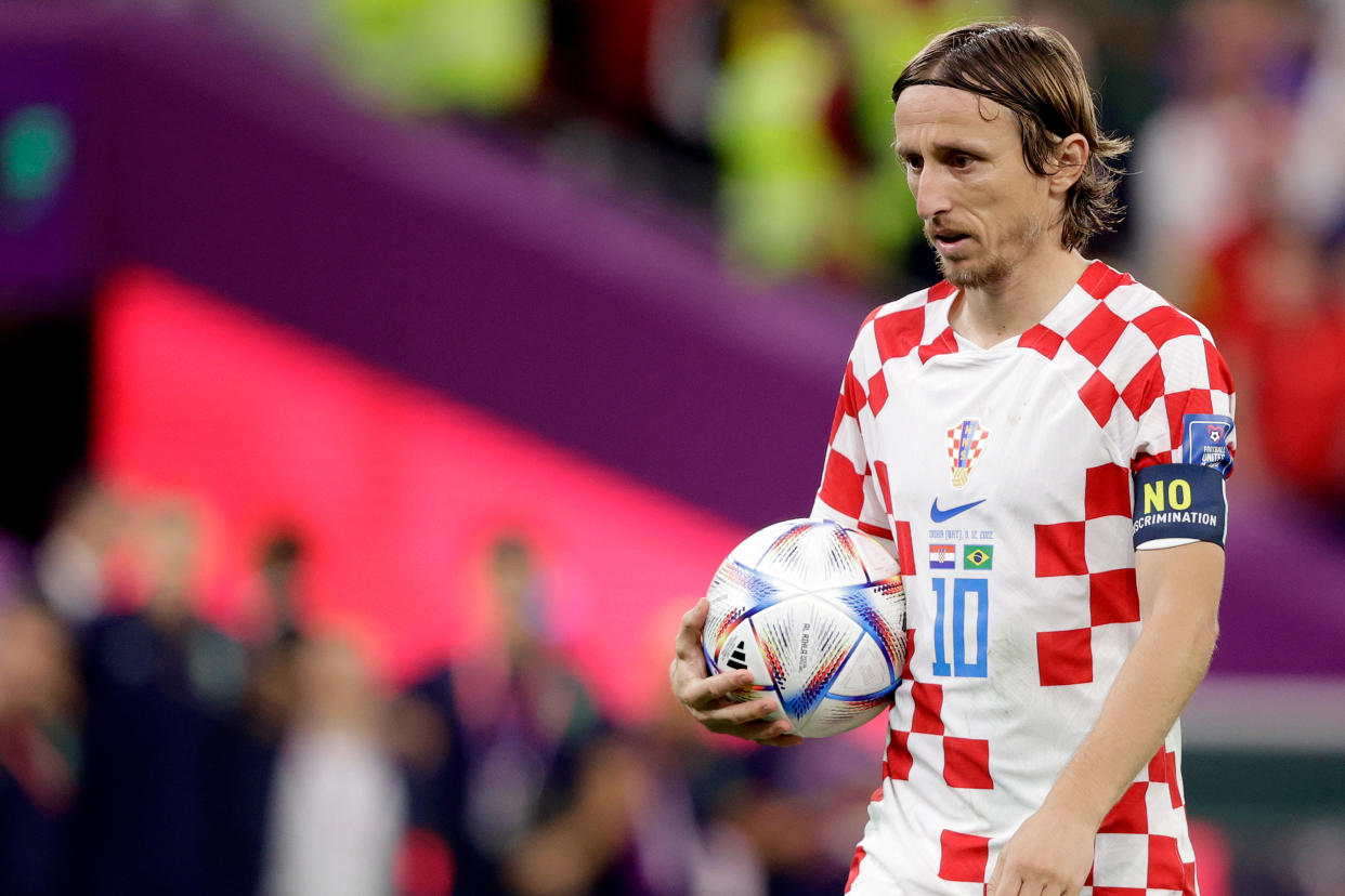 Luka Modric es respaldado por sus compañeros para poder levantar la Copa del Mundo (Foto de: David S. Bustamante/Soccrates/Getty Images)