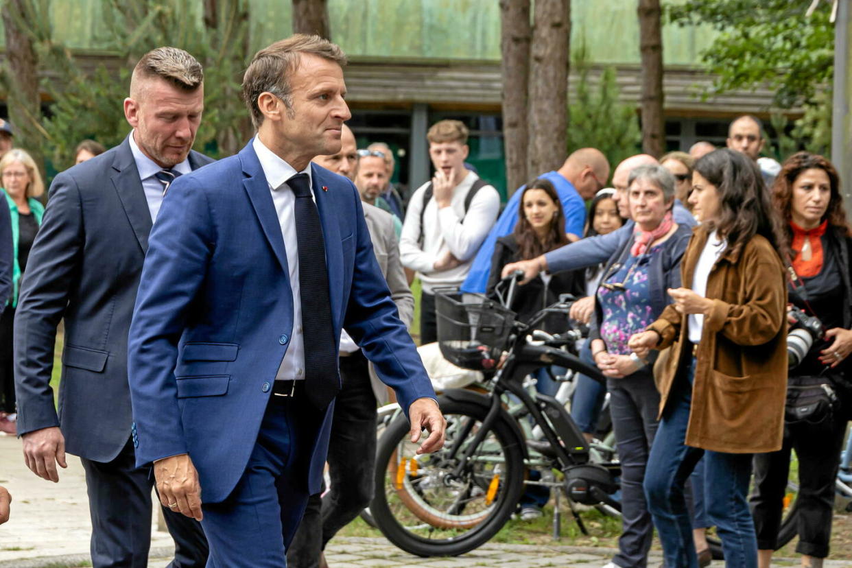 Emmanuel Macron est qualifié de « sorcier » par le quotidien portugais Publico.  - Credit:Chine Nouvelle/Sipa