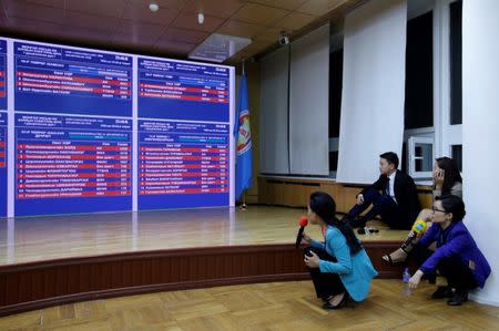 Television journalists report the results of parliamentary elections at the headquarters of the General Election Commission of Mongolia in Ulaanbaatar, Mongolia, June 29, 2016. REUTERS/Jason Lee