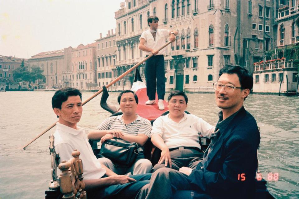1988年吳念真（左起）、黃建業、時任電影圖書館館長的徐立功與導演萬仁，參加義大利貝沙洛影展的台灣新電影活動，同時赴威尼斯旅遊。（黃建業提供）