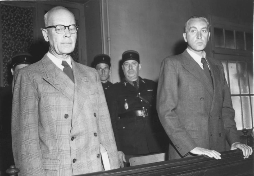 <span>SS-Obergruppenführer Carl Albrecht Oberg (links) und SS-Standartenführer Helmut Knochen (rechts) am 27. September 1954 während eines Kriegsverbrecherprozesses</span><div><span>AFP</span></div>