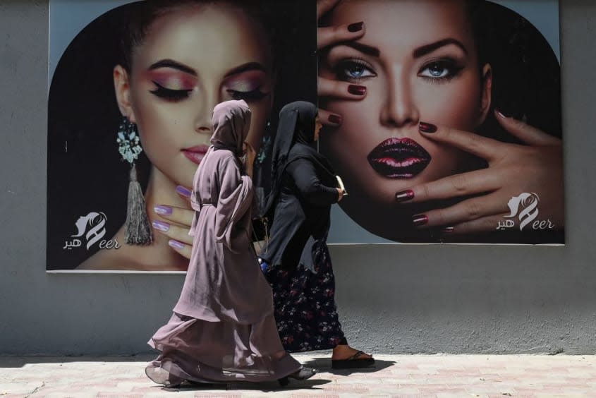 Afghan women walking.