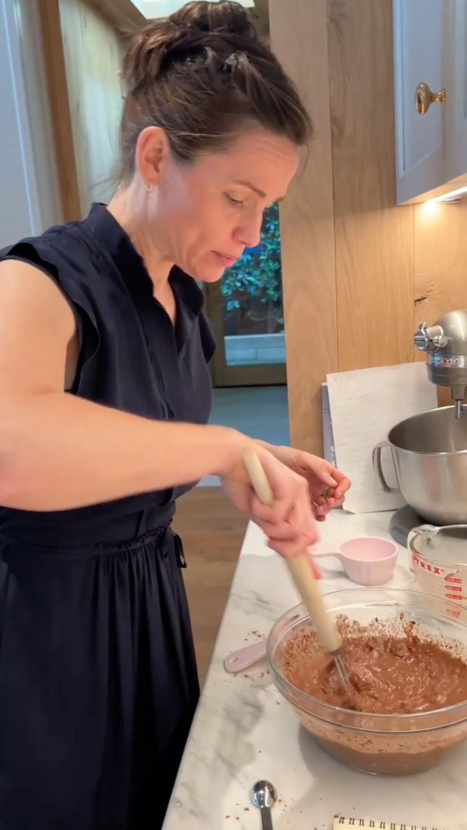 Jennifer Garner Makes Brownie Baked Oats — and Calls Her Senator About Gun Control While They’re in the Oven