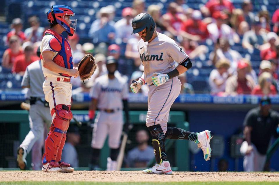 El torpedero de los Marlins Miguel Rojas anota una carrera tras pegar un jonrón en el quinto inning del partido ante los Filis, celebrado el 15 de junio de 2022 en Filadelfia.