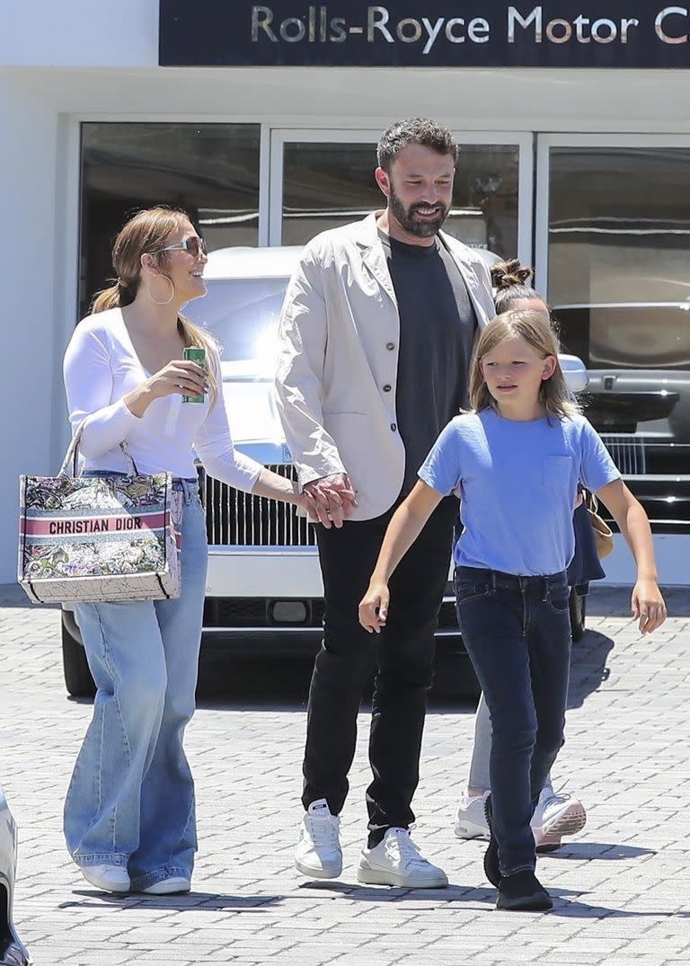 Ben Affleck lleva a su hijo Samuel a un concesionario de automóviles Rolls Royce en Beverly Hills