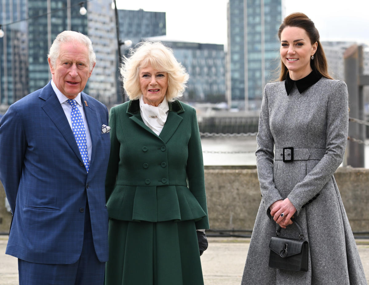 Kate Middleton carries Mulberry Bag on departure for North