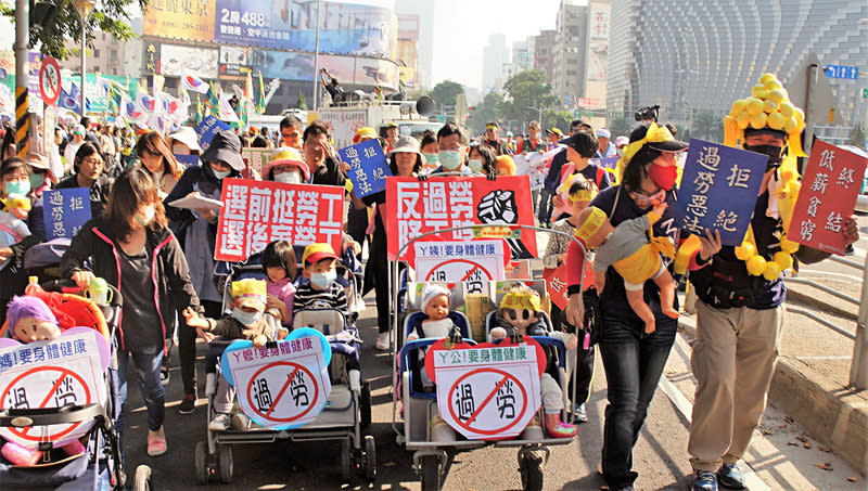 <p>反勞基法修法高雄遊行 嬰兒車打頭陣 (圖) </p>