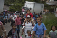 Migrantes hondureños marchan en caravana rumbo a la frontera de su país con Guatemala en un intento desesperado de dejar la pobreza y buscar una vida nueva en Estados Unidos desde Ocotepeque, Honduras, el lunes 15 de octubre de 2018. (AP Foto/Moises Castillo)