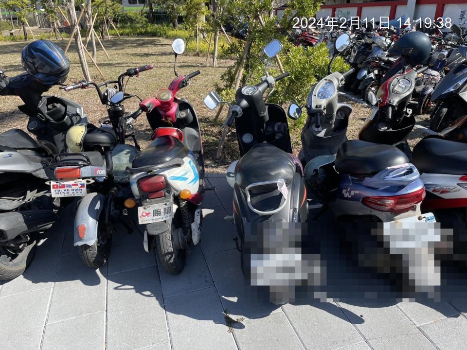 ▲彰化扇庫停車場旁的公園內仍有大量違法停放的機車，彰化警分局鐵腕強力執法，14天已經開出371張罰單，違停車主將面臨900元罰緩。（警方提供）