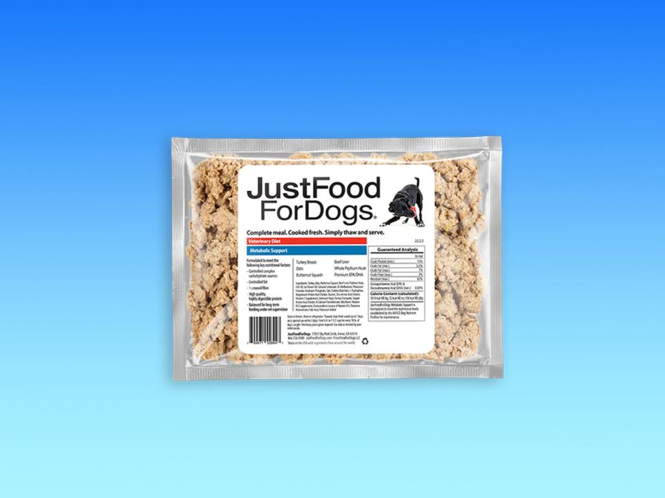 A package of Just Food for Dogs Veterinary Diet Metabolic Support fresh dog food is on a blue background.