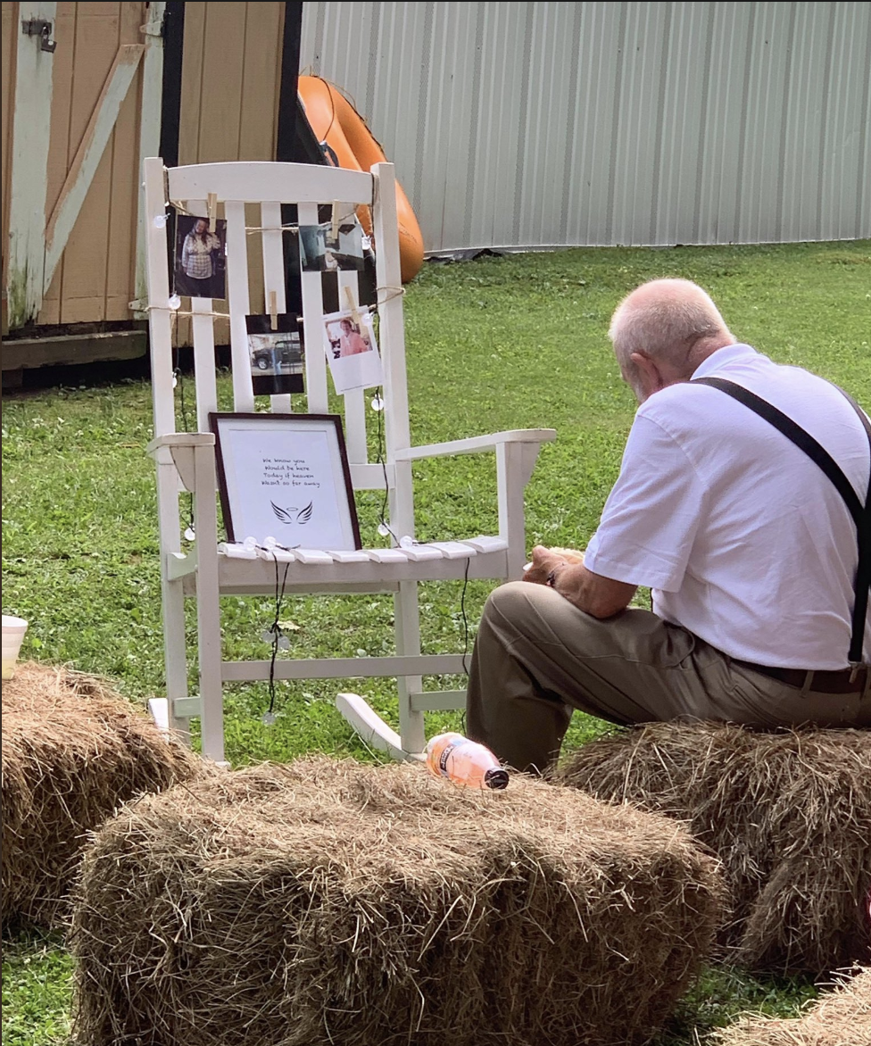 A Twitter photo of a West Virginia man eating at the memorial site of his late wife, during his granddaughter's wedding has touched many hearts. (Photo: Twitter/SahrahMichelle)