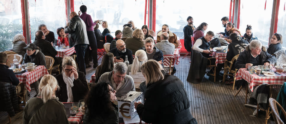 Une centaine de clients se sont installés aux tables du Poppies.
