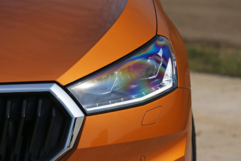 試駕的1.5 TSI車型配備投射式LED頭燈組，日行燈導光條造型亦為水晶切割風格。