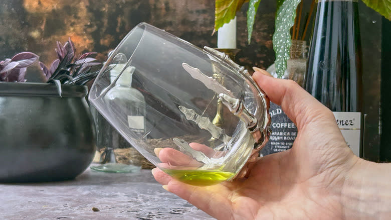 rinsing glass with absinthe