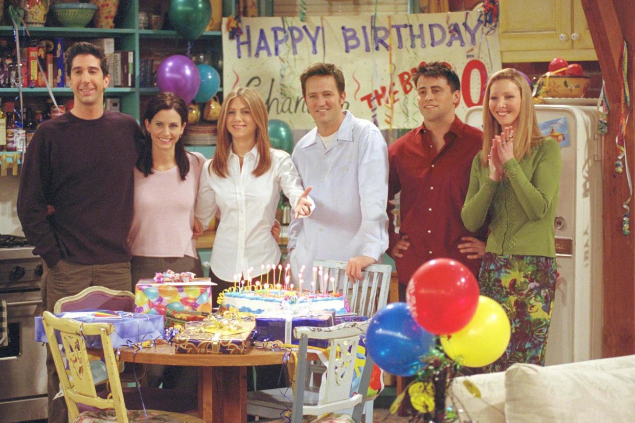 David Schwimmer, Courteney Cox, Jennifer Aniston, Matthew Perry, Matt LeBlanc, and Lisa Kudrow on the set of 'Friends': Warner Bros Television