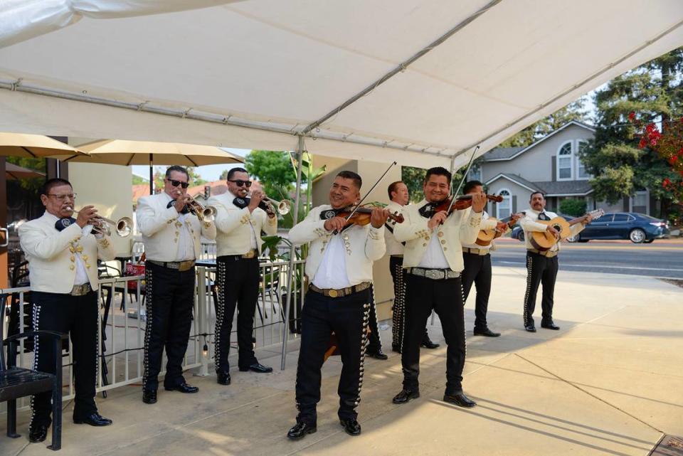 Un mariachi toca el viernes 12 de junio en la gran inauguración del nuevo Agaves Mexican Grill.