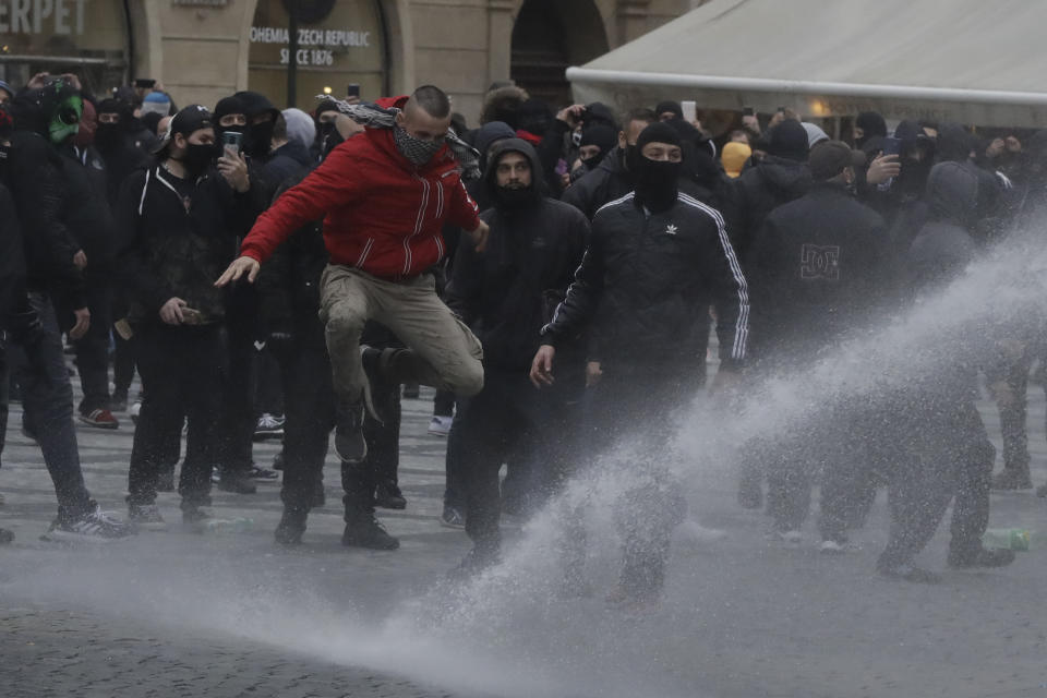 Le immagini del centro di Praga diventato un campo di battaglia: da una parte i manifestanti che protestavano contro il divieto di eventi sportivi nell'ambito delle misure anti-Covid, dall'altra la polizia che, al lancio di sassi e petardi, ha risposto con lacrimogeni e cannoni ad acqua. (AP Photo/Petr David Josek)