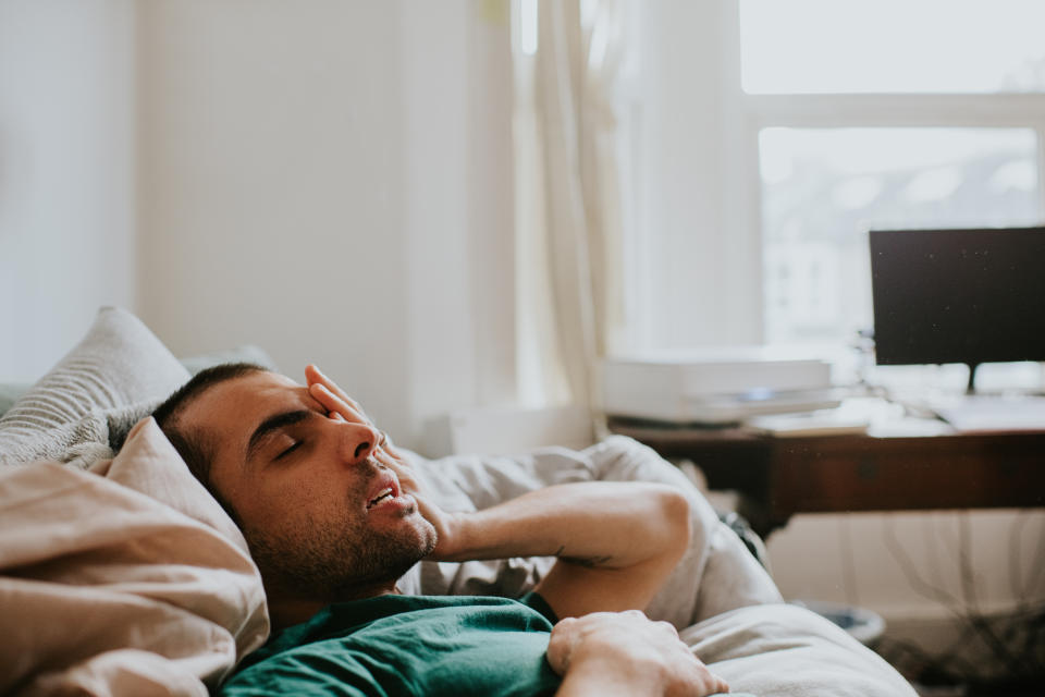 Es posible que las personas que sufran de cansancio extremo no tengan ganas levantarse de la cama. (Getty Creative)