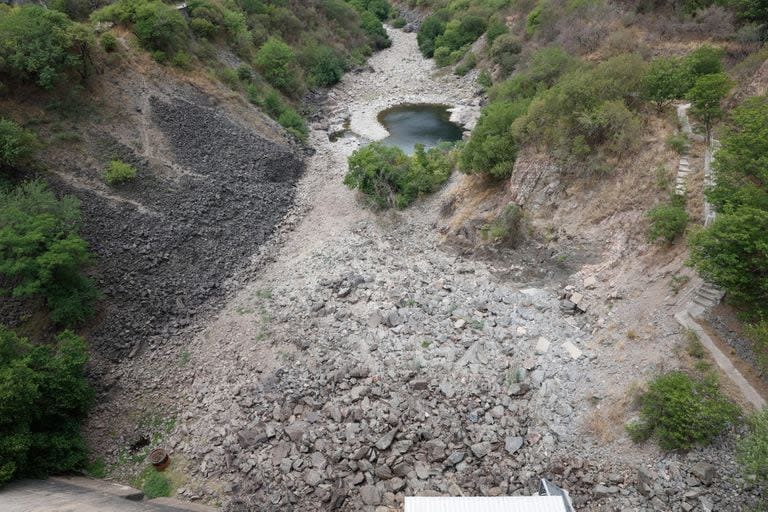 El muro del dique San Roque, hacia el cauce del Río Suquía, río abajo
