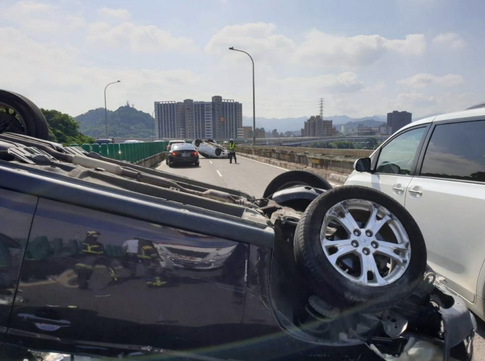 台北市水源快速道路25日上午發生一起車禍，造成2車翻覆，其中一輛汽車內的一名約47歲女性乘客傷重，送醫時已無呼吸心跳，其餘3人意識清醒，車禍原因待警方釐清。（翻攝照片）