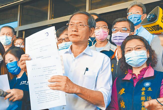 國民黨屏東縣長候選人蘇清泉（中），質疑此次選舉疑點重重，向屏東地院聲請證據保全遭駁回，蘇清泉表示將提抗告（本報資料照片）