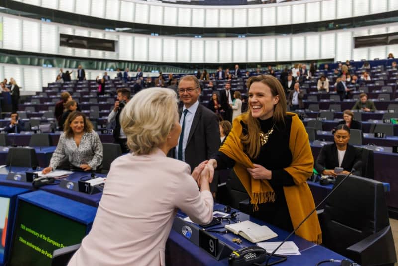 President of the European Commission, Ursula von der Leyen (L) and Theresa "Terry" Reintke (R) of the Buendnis 90/Die Gruenen (Alliance/90 the greens), greet each other in the run-up to the 70th anniversary celebrations in the European Parliament building. Reintke, the leader of the Greens in the European Parliament, said she won't vote to re-elect European Commission president Ursula von der Leyen without written commitments on climate policy. Philipp von Ditfurth/dpa