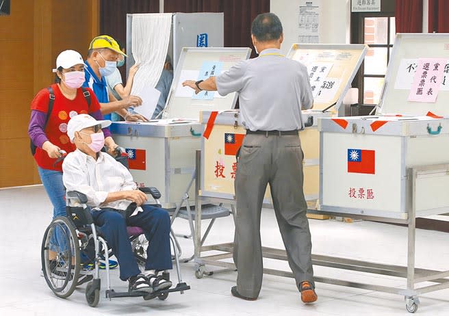 國民黨主席選舉25日舉行投票，不少年長的黨員拄著拐杖、坐著輪椅到場投票，選出自己心中的人選。（趙雙傑攝）