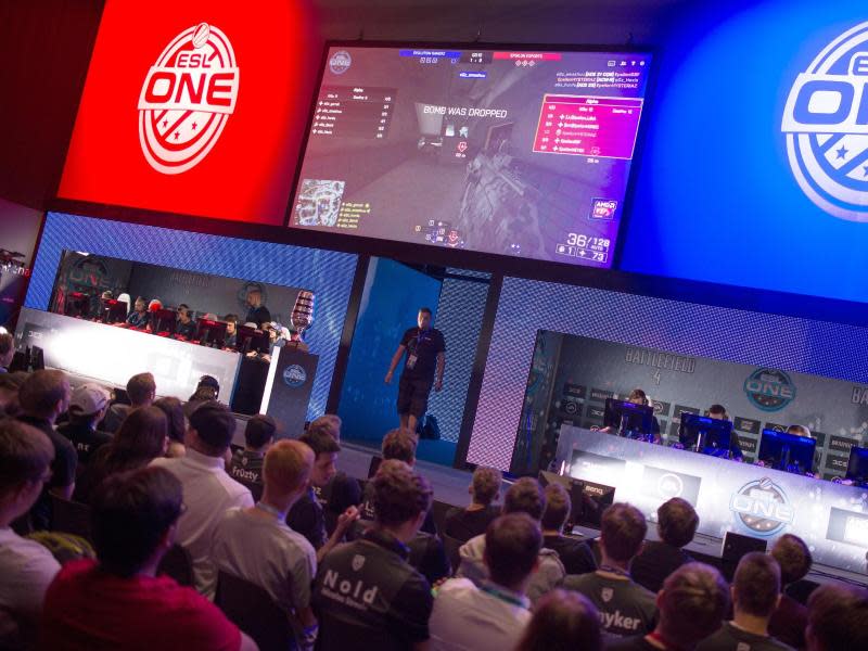 Bei einem großen Computerspiel-Turnier in Köln messen sich am Wochenende acht Teams und vierzig Spieler. Bei der «ESL One Cologne» werden zum ersten Mal Dopingkontrollen durchgeführt. Foto: Marius Becker