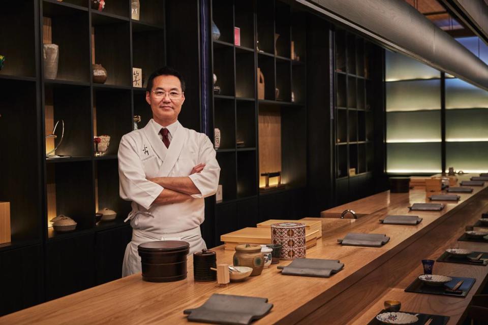 El copropietario y chef ejecutivo Masayuki Komatsu en Ogawa, en el barrio Little River de Miami. El restaurante omakase acaba de ser incluido en la Guía Michelin 2024.