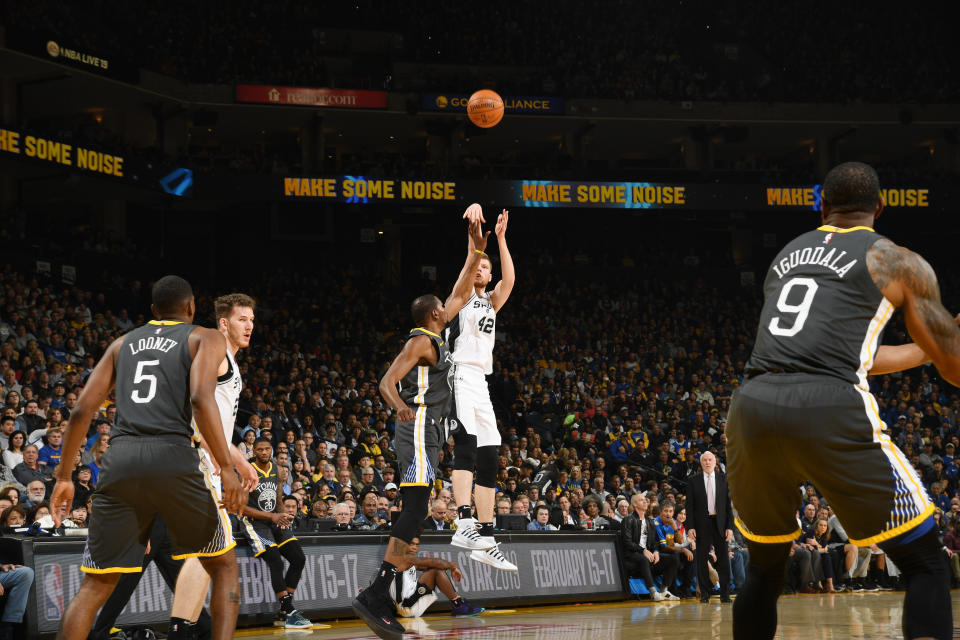 OAKLAND, CA - FEBRUARY 6:  Davis Bertans #42 of the San Antonio Spurs shoots the ball against the Golden State Warriors on February 6, 2019 at ORACLE Arena in Oakland, California. NOTE TO USER: User expressly acknowledges and agrees that, by downloading and or using this photograph, user is consenting to the terms and conditions of Getty Images License Agreement. Mandatory Copyright Notice: Copyright 2019 NBAE (Photo by Noah Graham/NBAE via Getty Images)