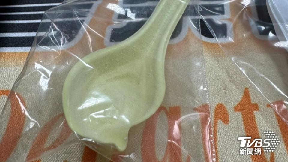毒品原料「卡西酮」初驗時所使用之塑膠湯匙。（圖／TVBS）