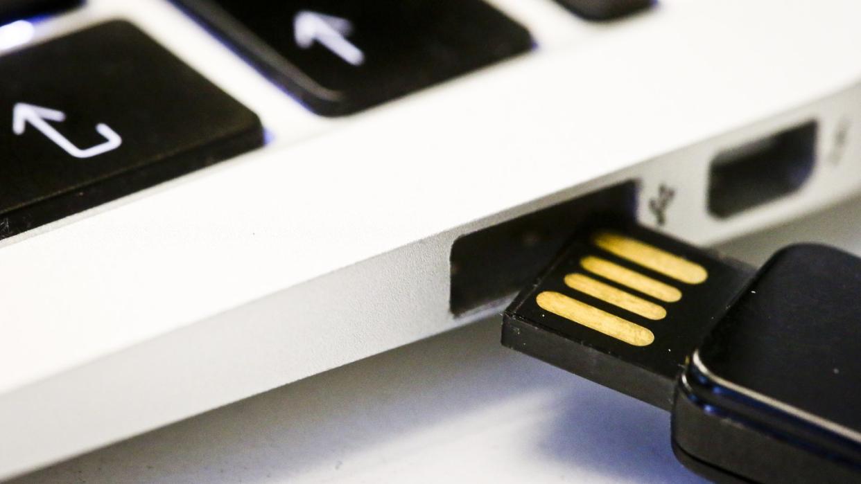 Eine neue Speicher-Technologie soll die Langlebigkeit von Flash-Speichern - wie auf vielen USB-Sticks - mit der Schnelligkeit zum Beispiel von Arbeitsspeichern kombinieren. Foto: Ole Spata