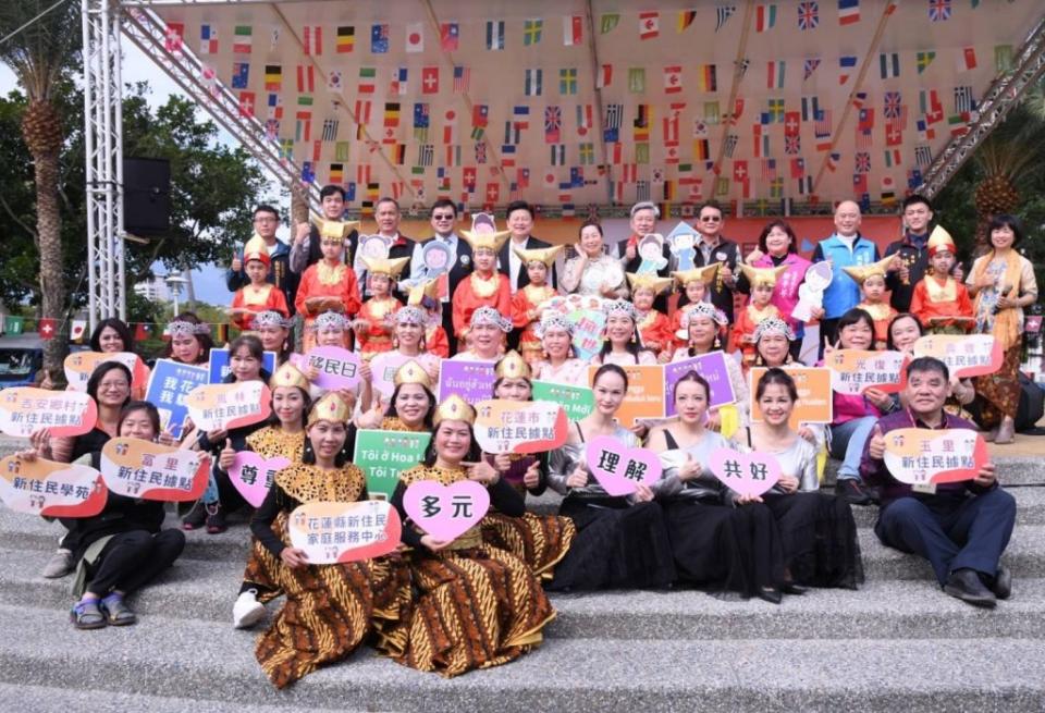 花蓮縣政府「國際移民日─新享市集」活動，邀請縣內新住民、移工、國際學生及家人們一起參加，展現族群融合與多元文化。(記者林有清攝)