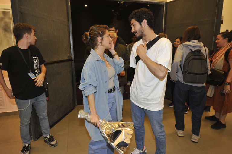 Tras finalizar la función, Dolores y el Chino (quienes son muy amigos) se quedaron hablando en el hall del lugar