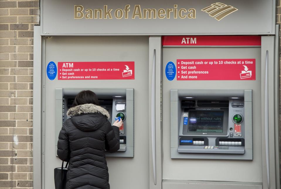 <em>Cajeros automáticos del Bank of America en una sucursal de Washington, el 3 de febrero de 2017 (AFP/Archivos | SAUL LOEB)</em>