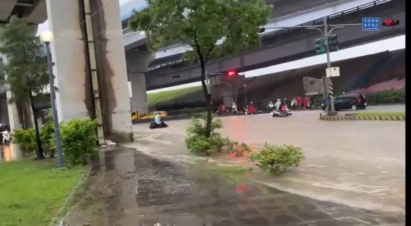 豪雨炸新北 三重區淹水 新北市10日下午下起滂沱大雨，三重區環河南路與水 漾路一段交叉口淹水深至腳踝，車輛涉水而行。 （民眾提供） 中央社記者高華謙傳真 112年8月10日 