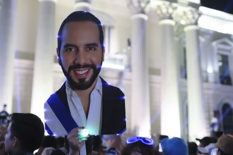 Sus partidarios sostienen un corte del presidente salvadoreño Nayib Bukele, que busca la reelección, mientras se reúnen para celebrar los resultados de las elecciones generales en la plaza Gerardo Barrios en el centro de San Salvador, El Salvador, el domingo 4 de febrero de 2024.