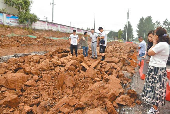 恐龍蛋化石備受關注。（圖：李巧）