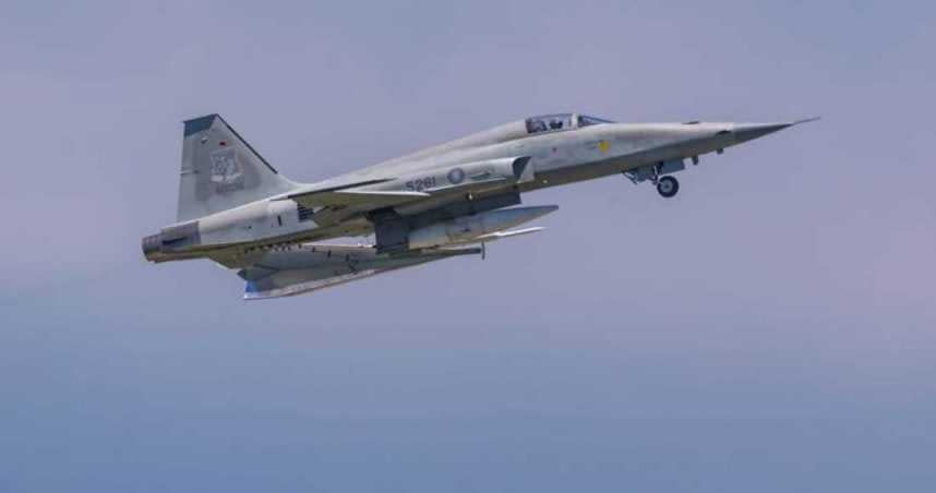 台東志航F-5E戰機失事墜海，飛行員朱冠甍搶救不治，空軍已暫停同型機訓練任務（圖／報系資料照）