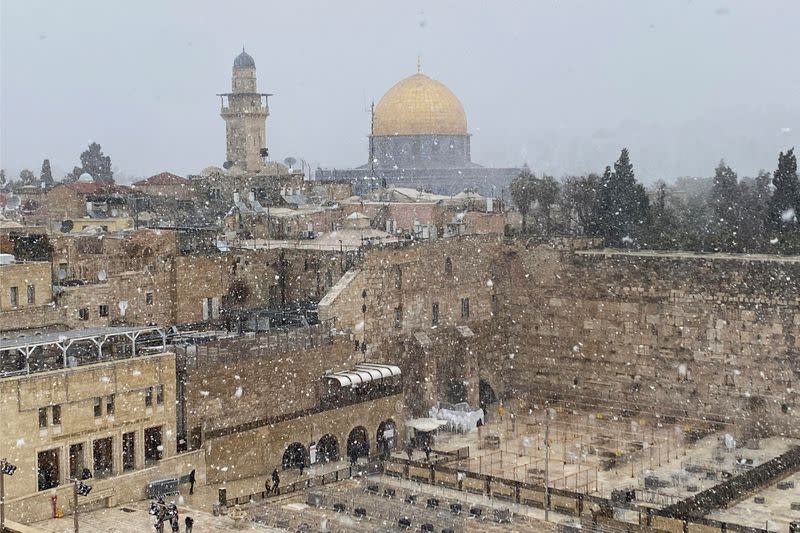 Vista aérea muestra nieve cayendo sobre el Muro de los Lamentos (en primer plano) y la Cúpula de la Roca, Jerusalén