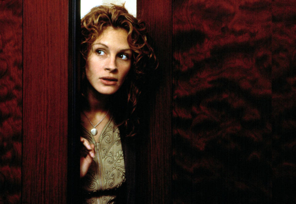 Julia Roberts peeking through a side door