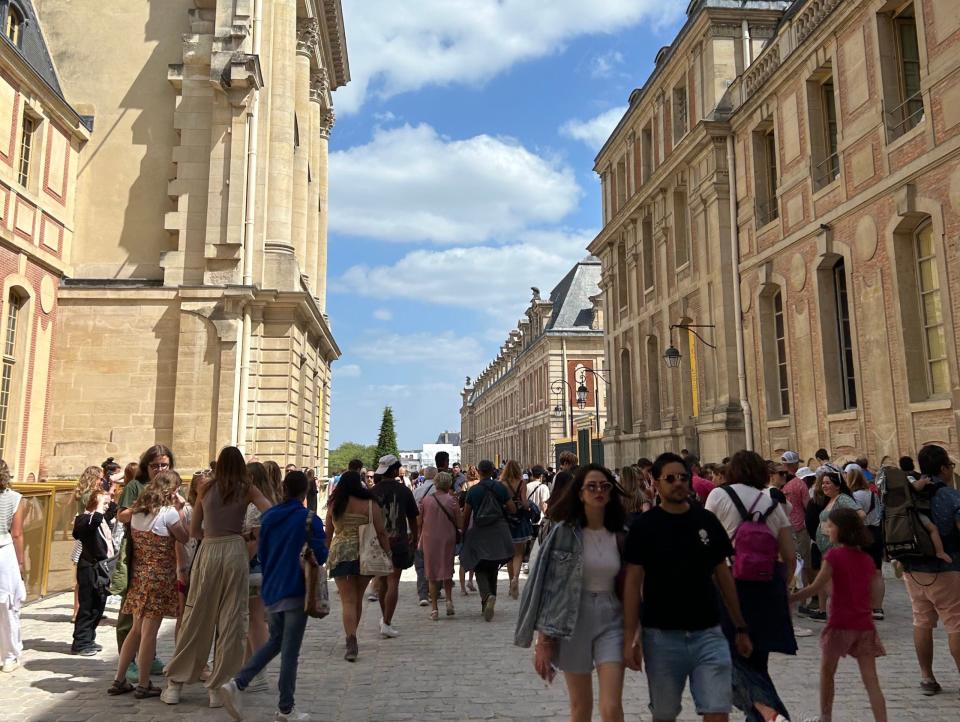 Menschen, die vor dem Schloss von Versailles herumlaufen. - Copyright: Jordan Parker Erb/Insider