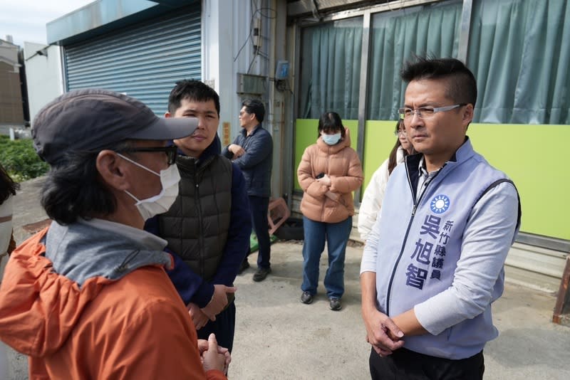 議員籲竹縣府提升自行車安全 國民黨新竹縣議員吳旭智（右）1日表示，他近日實 地現勘交通情況，發現常有自行車與汽機車爭道情 形，呼籲新竹縣政府盤點檢討所有自行車道的現況與 問題，並訂出改善期限。 （吳旭智提供） 中央社記者魯鋼駿傳真  113年4月1日 