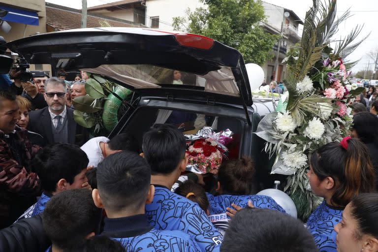 Familiares, amigos, compañeros y maestros despiden a Morena Domínguez mientras el cortejo pasa por la puerta del colegio